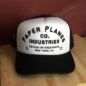 Paper planes mesh Mitchell & Ness Black and Green Trucker Hat brand new black